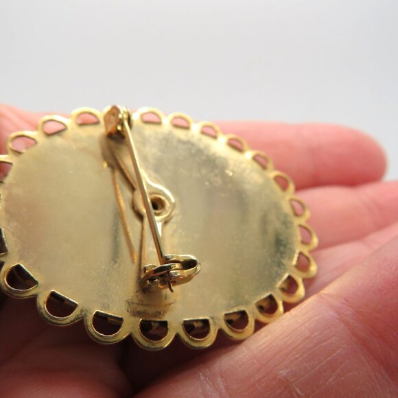 Vintage Floral Transfer Print Brooch 1.5" Black Gold Tone Scalloped Edge Pin - Picture 4 of 9